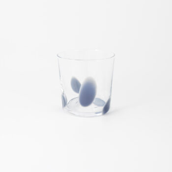 DOT dricksglas med färgfläckar.