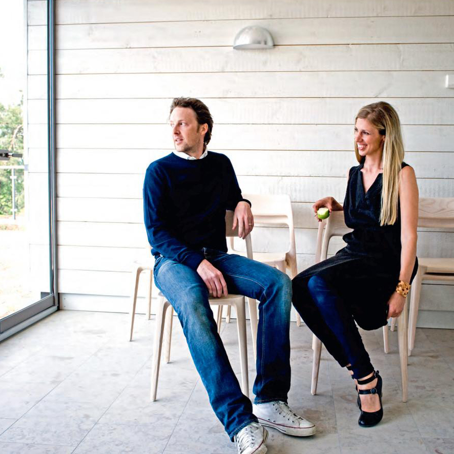 Formgivarna Peter Ejvinsson och Emmy Larsson sitter i Artipelags paviljong.