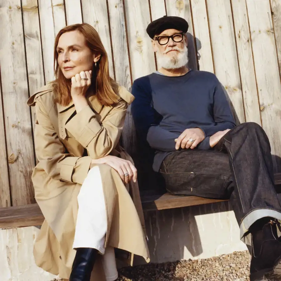 Mats Johansson och Monica Kylén, grundare till L:a Bruket, sitter på en bänk i solen.